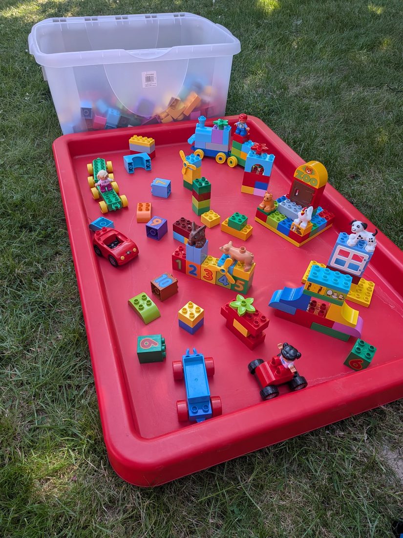 Building bricks tray for creative play